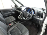 シンプルで使いやすいデザインの運転席です。