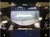 運転席からは見えにくい左右のエリアまでしっかりカバーし、死角を減らして視界を拡大。狭い道でのすれ違いや、建物の陰から車や歩行者が現れる場面でも、安心して状況を把握できる頼れる機能です。