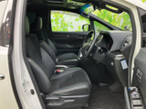 広々とした室内空間は、ドライバーにも快適な運転環境を提供。上質なシート素材が、長距離ドライブでも疲れにくいでしょう。