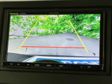 後方確認がしやすく、安全な駐車をサポート。狭い場所でも、落ち着いて操作できます。
