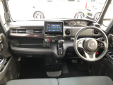 【インパネ全体】手が届きやすく、どなたでも運転しやすいです。シンプルで使いやすい設計になっています!