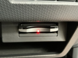 運転席のスイッチで全てのウィンドウの開閉操作を行うことができます。ロックボタンをONにしておくと、運転席以外のウィンドウは作動しないのでお子様を乗せているときなども安心ですね♪