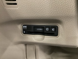 ハンドルの左下にETCがついています。高速道路の料金所の通過も楽々です。 カードの取り出しもしやすい場所についています。