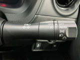 【オートライト】車のセンサーが周囲の明るさを感知し、自動でヘッドライトを点灯・消灯する機能です。この機能は夕暮れ時の交通事故が多い時間帯の安全性を高めてくれます。