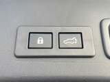 【パワーバックドア】スマートキーや運転席のボタンを押すだけでリアゲートが自動で開閉します!荷物を持っている時や、高い位置にあるバックドアを閉める際に便利な機能です♪