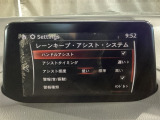 カメラが車線を認識してはみ出しそうになるとステアリングアシストが介入するレーン・キープ・アシストシステムを装備しております。お好みで作動・非作動の設定も可能です。