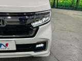 【LEDヘッドライト】悪天候や夜間走行時も良好な視界を確保し安心して運転できる高輝度LEDヘッドライトを装備!点灯速度が早く、消費電力も抑えられています。