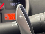 【パドルシフト】ハンドルから手を離さずに素早くシフトアップ&ダウンができるので、エンジンブレーキを使う下り坂や高速道路の合流で加速したい場面で役立ちます。