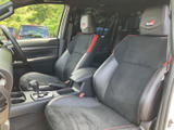 運転席に座れば、優れた視界と操作性の良さが実感できます。快適なドライブをサポートする機能も充実しています。