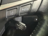クルーズコントロール機能が付いています。 速度を設定するとアクセルを踏まなくても一定の速度で走ることができます。  高速道路ではとても便利な装置なんです。