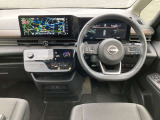 視点が高く、周りが見えやすいシート位置となっております。運転する時の眺めもいいですよ♪アームレストもあるので、長時間ドライブが楽しくなりますね!