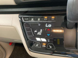 オートエアコンは温度を設定するだけで、自動で風量などを設定してくれます。運転しながら操作も必要ないので、安全性も向上します。