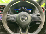 握りやすいステアリングは、操作性を高め、運転の楽しさを向上させます。オーディオやハンズフリー通話のスイッチも操作しやすい位置に配置されています。