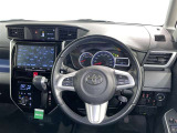 運転席まわりです。 各操作スイッチは使いやすい位置に配置されてます。