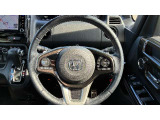 運転しやすいレイアウトのステアリングまわりです♪ 手元で各種操作ができる便利なステアリングスイッチを装備しております☆
