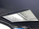 室内に優しい光が入り、ゆったりとした空間を体感できます!開閉はスイッチで!