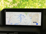 高精細な地図画面で、目的地までスムーズに。ナビゲーション機能で、初めての道でも安心ドライブをサポートします。周辺情報も確認できます。