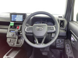 運転席まわりです。 各操作スイッチは使いやすい位置に配置されてます。