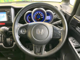 【純正革巻きステアリング】上質な革を使用することで、手にしっかり馴染みとても運転しやすいハンドルです♪