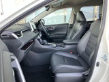 洗練された内装デザインが、上質な空間を演出します。運転に集中できる、機能性とデザイン性を両立した空間です。