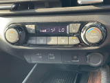【オートエアコン】一度お好みの温度に設定すれば、車内の温度を検知し風量や温度を自動で調整。暑い&hellip;寒い&hellip;と何度もスイッチ操作をする必要はありません。快適な車内空間には必須の機能ですね♪