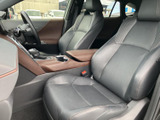 運転席からの眺めは良好。操作しやすい配置で、安全運転をサポートします。快適なドライビングをお楽しみください。
