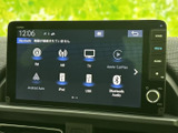 多様なメディアに対応し、お好みの音楽やラジオを楽しめます。Apple CarPlayやAndroid Autoで、スマホと連携も可能です。