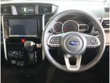 アルパイン製9インチプレミアムメモリーナビを装着しています。4つのカメラの映像を合成し、車体を上から見たような映像を表示する、パノラミックビューモニターに対応しています。