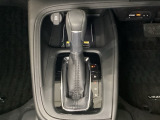 CVT車のセレクトレバーです。低速から高速まで、変速ショックのないスムーズな走りと、エンジン効率のよい領域を維持して燃費にも貢献します。