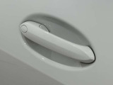 コンフォートアクセス付きでキーを携帯していれば施錠、開錠が可能です。