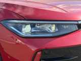LEDマトリックスヘッドライト「IQ.LIGHT」。対向車や先行車を検知し、LEDを個別制御。まぶしさを抑えながら、夜間の視界をしっかり確保。