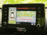 後方確認をサポートするモニター画面。安全な運転を支援し、駐車時の不安を軽減します。