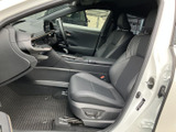 運転しやすい視界と、操作しやすい配置が魅力です。ステアリングやペダルの操作性も高く、快適なドライビングをサポートします。上質な空間で、運転を楽しめます。
