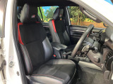【専用スポーツシート】ホールド性に優れ、カーブ時の体が流れを抑制してくれます。また、体にフィットするから腰や背中が疲れにくく、ロングドライブや高速走行でも快適にお過ごしいただけます♪