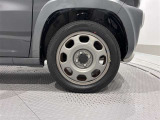 タイヤサイズは(165/60R15)でスチールホイールです!
