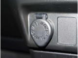 中央部には、接続コネクトとして、12V電源ソケットをご用意しております。変換器を通して、USBソケット等に変換も出来ます。