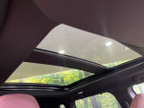 【パノラマルーフ】大型のガラスルーフ搭載で車内の解放感が一気にアップ!開放的なドライブをお楽しみいただけます。