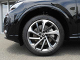 濡れた路面でも4つのタイヤが路面に吸い付くように走り、高速走行時は驚くほどの安定性を見せます。