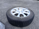 前オーナー様のスタッドレスタイヤホイールセット付き。