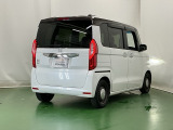 後席の窓には外から車内が見えにくくなるプライバシーガラスを採用。周りを気にせずリラックスして過ごせます