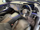 メルセデスのシートは、少し硬めに出来ておりますので、長時間の運転でも疲れにくく、安全にドライビングをお楽しみ頂けます