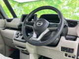 運転席からの視界は広く、運転操作もスムーズに行えます。落ち着いた色調のインテリアが、心地よい空間を演出します。快適なドライブを楽しめます。