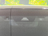 【プリクラッシュセーフティ】前方の車両等を検知し、衝突しそうな時は警報で注意を促し、ブレーキを踏む力をサポート。ブレーキを踏めなかった場合は衝突被害軽減ブレーキが作動、衝突回避をサポートします。