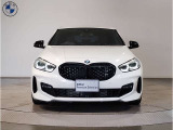 【BMWの伝統-1】BMWの特徴的な&ldquo;キドニーグリル&rdquo;は、80年以上続く伝統の形でございます。変わらないこだわりのデザインが、プレミアムブランド&ldquo;BMW&rdquo;を創り出します。