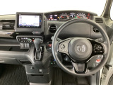 【ハンドル】運転にかかわる様々な操作を安全に行えるように視点移動が少なく操作性に配慮されたスイッチ類が凝縮されたコックピットです。