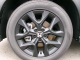 純正アルミホイールです。車にぴったりなデザインで、足元がおしゃれに♪また、スチールホイールに比べ軽いので、車の燃費も良くなりますよ!