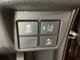Hondaセンシング用の、VSA(ABS+TCS+横滑り抑制)解除と路外逸脱抑制機能のオンオフスイッチなどはハンドルの右側に装備しています。