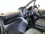 スタイリッシュで機能的な運転席回りです。