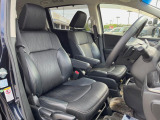 運転席まわりには十分なスペースがあり、大柄な方でもゆったり運転していただける環境です。