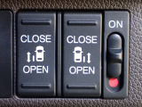 運転席からもスライドドアをボタン操作でスピーディーに開閉できます!またスマートキーでも操作できるので便利です。